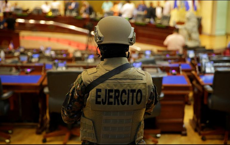 Soldados que portaban chalecos antibalas y fusiles de asalto entraron al Congreso el 9 de febrero. EFE/ARCHIVO
