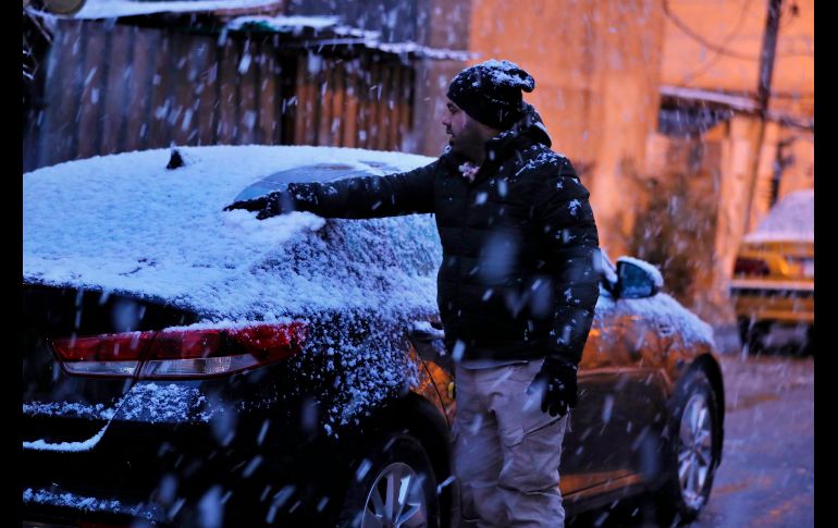 A pesar de las bajas temperaturas, los habitantes no perdieron la oportunidad de salir a las calles para admirar la nieve. AP/H. Mizban