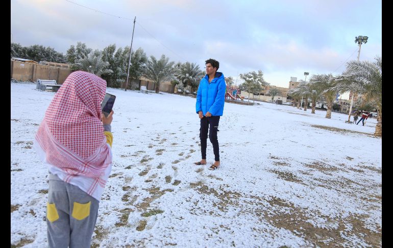 A pesar de las bajas temperaturas, los habitantes no perdieron la oportunidad de salir a las calles para admirar la nieve. AFP/M. Sawaf