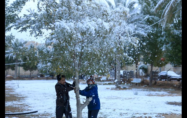 A pesar de las bajas temperaturas, los habitantes no perdieron la oportunidad de salir a las calles para admirar la nieve. AFP/M. Sawaf