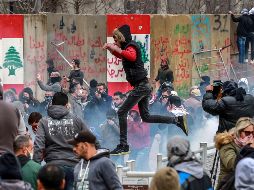 Varios manifestantes antigubernamentales participan en una protesta en el exterior del Parlamento libanés en Beirut este martes. EFE/N. Mounzer
