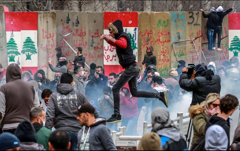 Varios manifestantes antigubernamentales participan en una protesta en el exterior del Parlamento libanés en Beirut este martes. EFE/N. Mounzer