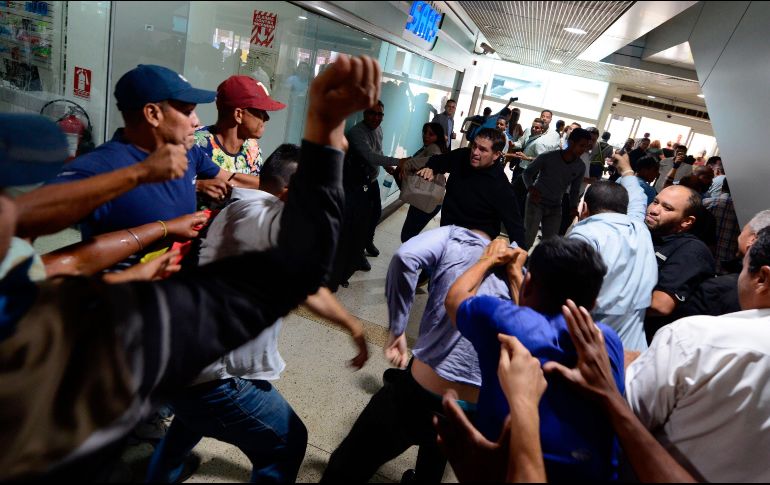 El retorno de Guaidó no estuvo exento de polémica, y varios manifestantes protagonizaron enfrentamientos en el Aeropuerto Internacional de Maiquetía 