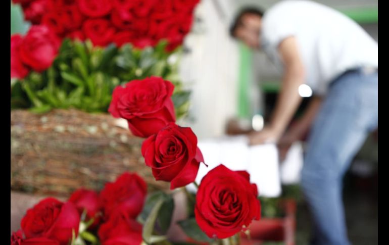 Día de San Valentín trae aumento en precios de rosas