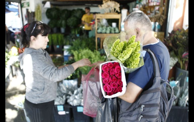 Día de San Valentín trae aumento en precios de rosas