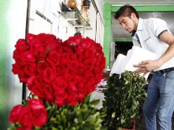 Comerciantes del mercado de flores de Mezquitán esperan que las ventas incrementen en los próximos días. EL INFORMADOR