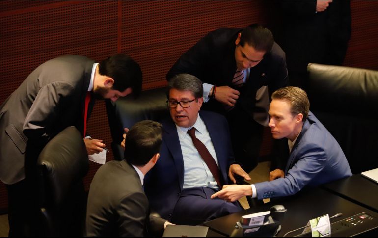Ricardo Monreal (c) y Manuel Velasco (d) participan en la sesión del Senado de este martes. NTX/Q. Blanco