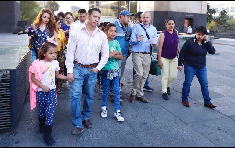 Padres de niños con cáncer caminan del Monumento a la Revolución hacia la Segob, donde tuvieron una reunión con la titular de esta dependencia, Olga Sánchez Cordero. SUN/B. Fregoso