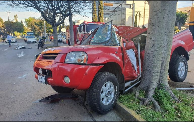 La camioneta Nissan Frontier, en color rojo, se impactó del lado del piloto. ESPECIAL