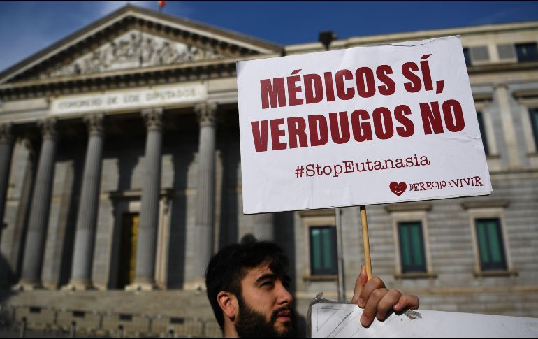 Manifestación contra la legalización de la eutanasia en las afueras del Parlamento español. AFP/G. Bouys