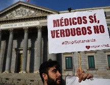 Manifestación contra la legalización de la eutanasia en las afueras del Parlamento español. AFP/G. Bouys