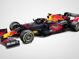 En el automóvil destaca el color azul oscuro con detalles rojos y amarillo con el toro de la ya conocida marca, así como su nombre en los costados. ESPECIAL / redbullracing.redbull.com