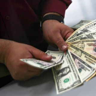 Dólar abre a la baja y se cotiza en 18.99 pesos en bancos
