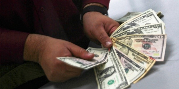 D&oacute;lar abre a la baja y se cotiza en 18.99 pesos en bancos