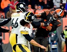 En el partido entre Cleveland y Steelers de Pittsburgh, Garrett le quitó el casco a Mason Rudolph y procedió a golpearle con éste, desatando una riña en la que participaron otros jugadores. AFP / ARCHIVO