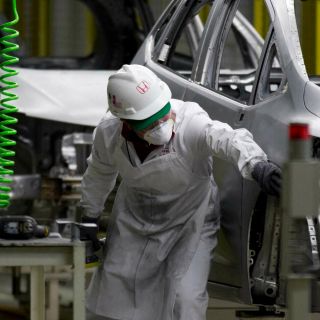 Empresas automotrices suspenden producción en México