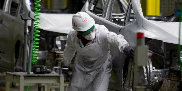 Empresas automotrices suspenden producci&oacute;n en M&eacute;xico