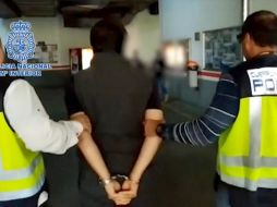 Fotografía facilitada por el Ministerio del Interior que muestra a Emilio Lozoya (c), ex director de Pemex, tras ser detenido este miércoles en Málaga. EFE/Ministerio del Interior