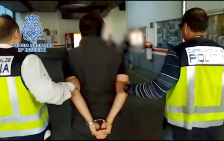 Fotografía facilitada por el Ministerio del Interior que muestra a Emilio Lozoya (c), ex director de Pemex, tras ser detenido este miércoles en Málaga. EFE/Ministerio del Interior