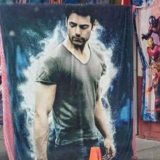 Venden cobertores con imagen de Carlos Rivera; se viraliza