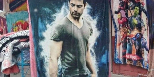 Venden cobertores con imagen de Carlos Rivera; se viraliza