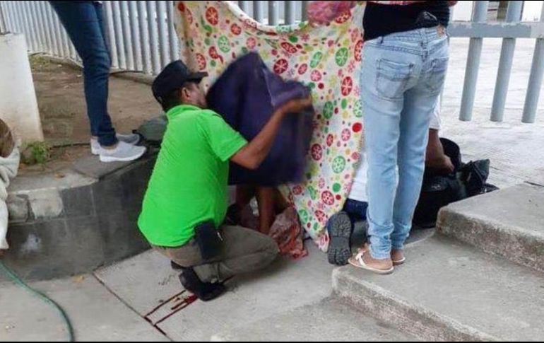 En una imagen publicada en redes sociales se ve la silueta de la mujer acostada sobre una tela tendida en el piso mientras varias personas la auxilian. ESPECIAL