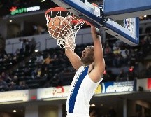 Destacado. T.J. Warren clava el balón para conseguir dos de sus 35 puntos. AFP