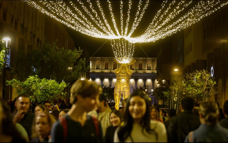 Los asistentes a la Plaza Tapatía disfrutaron del festival de luces GDLuz. EL INFORMADOR/F. Atilano