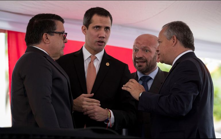 Juan Guaidó habla con parlamentarios durante la sesión de la Asamblea Nacional que convocó a su regreso a Venezuela tras una gira por países que lo apoyan. EFE/R. Peña