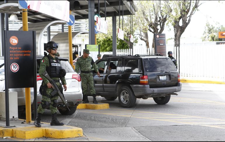 Integrantes de la Guardia Nacional se hacen cargo de la vigilancia del estacionamiento del Aeropuerto Internacional de Guadalajara tras retirar a ejidatarios de El Zapote. EL INFORMADOR/A. Camacho