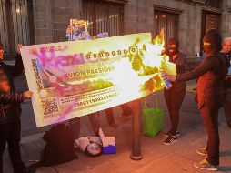 Las manifestantes quemaron la reproducción de un boleto de la rifa del avión presidencial. NTX / J. Lira