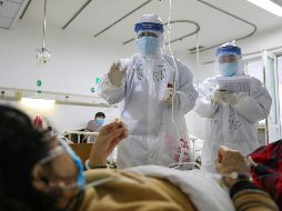 Personal médico revisa este jueves a pacientes en el hospital Jinyintan, donde se atienden casos críticos del covid-19, en Wuhan. AP/Chinatopix