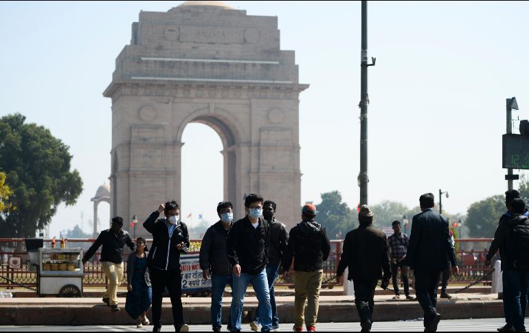 Personas usan mascarillas en Nueva Delhi, India, como medida preventiva ante la expansión del covid-19. AFP/S. Hussain