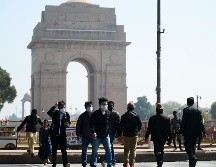 Personas usan mascarillas en Nueva Delhi, India, como medida preventiva ante la expansión del covid-19. AFP/S. Hussain