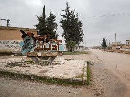 Detalle de una calle desierta en la ciudad de Taftanaz, al noreste de la ciudad de Idleb; los habitantes abandonaron sus viviendas ante el avance de las tropas. AFP/O. Haj Kadour