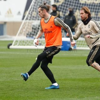 Bale sufre un esguince en el dedo meñique de la mano derecha