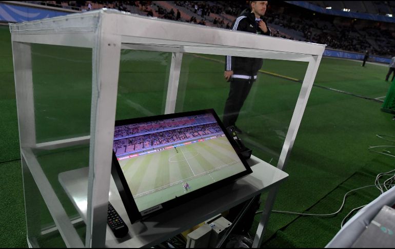 Actualmente, solo el árbitro y sus asistentes VAR pueden decidir si revisar en la pantalla ubicada fuera del césped una acción, sin tomar en cuenta las quejas de los futbolistas o de los entrenadores. AFP / ARCHIVO