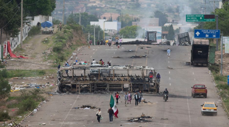 Los enfrentamientos en el municipio oaxaqueño dejaron un saldo de al menos seis muertos y más de 100 personas lesionadas. AP/ARCHIVO