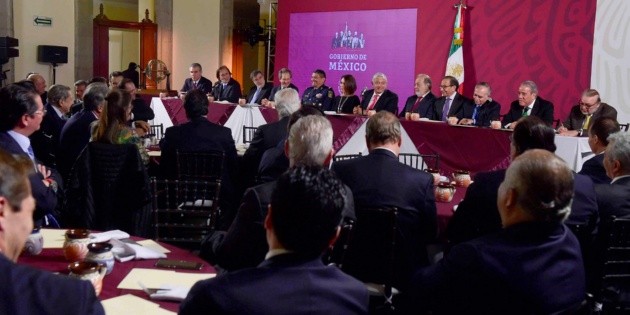 Conoce la carta compromiso que AMLO dio a empresarios para rifa