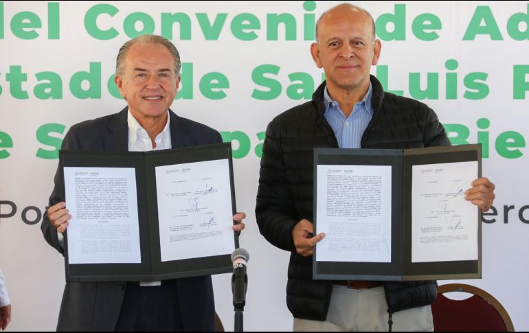 El gobernador Juan Manuel Carreras López y el titular del Insabi, Juan Antonio Ferrer Aguilar, durante la firma del acuerdo. TWITTER/@JMCarrerasGob