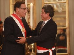El presidente de Perú, Martín Vizcarra, juramenta a Carlos Losada como ministro de Transporte y Comunicaciones. EFE/J. Ponce