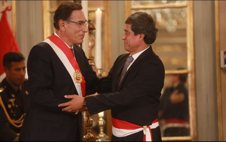 El presidente de Perú, Martín Vizcarra, juramenta a Carlos Losada como ministro de Transporte y Comunicaciones. EFE/J. Ponce