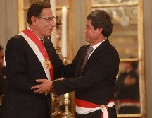 El presidente de Perú, Martín Vizcarra, juramenta a Carlos Losada como ministro de Transporte y Comunicaciones. EFE/J. Ponce