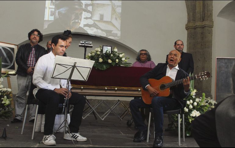 Enrique “Guajiro” López. Con guitarra en mano, despidió a Javier Arévalo con cantos de origen zapoteco. EL INFORMADOR/J. Rodríguez