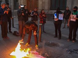 Mujeres afuera de Palacio Nacional protestaron e hicieron pintas en las puertas del recinto. NTX / S. Gil