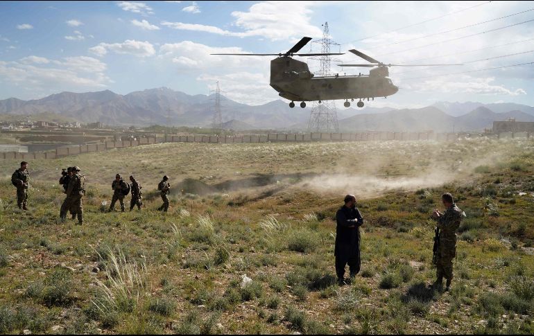 Un helicóptero Chinook militar estadounidense aterriza en un campo durante una visita del general Scott Miller en Maidan Shar, capital de la provincia de Wardak. ADP/T. Watkins