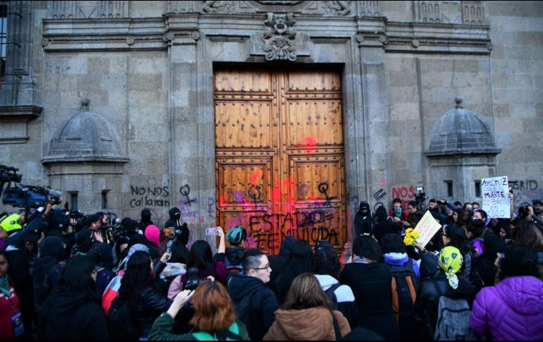 Encapuchadas protestan afuera de Palacio Nacional, entre reclamos de justicia y pintas a una de las puertas del inmueble. SUN/H. García
