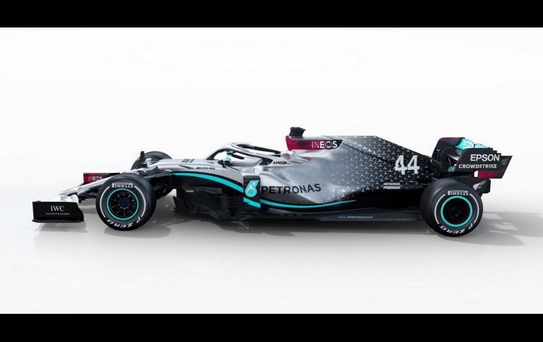 El coche fue desvelado en una sesión realizada en el circuito de Silverstone, con la presencia de Lewis Hamilton y Valtteri Bottas. NOTIMEX/Mercedes Benz