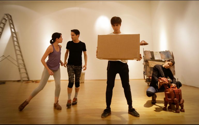 La escenografía de “Niños de cartón” utiliza diversos objetos para manejar y mover durante la puesta en escena. EL INFORMADOR/F. Atilano