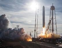 Además de los experimentos y equipo habituales, la cápsula lleva quesos cheddar y manchego, frutas y verduras frescas, chocolate y tres tipos de gomitas dulces. EFE/A. Gemignani-NASA